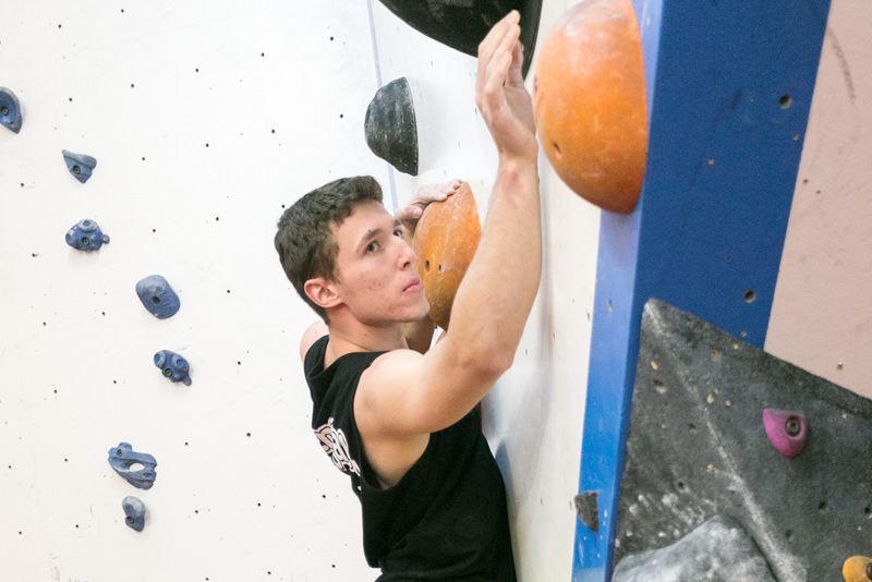 מטפס על קיר טיפוס באולם האדום